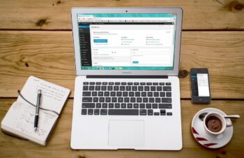 notebook con panel abierto de wordpress